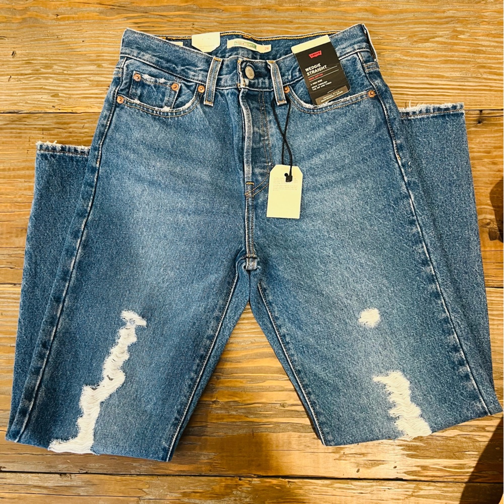 NWT Levi’s Premium Wedgie Straight Distressed Jeans - Picture 4 of 8